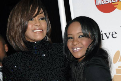 Bobbi Kristina Brown y Whitney Houston, en una imagen de febrero del 2011.-Foto: AP / DAN STEINBERG
