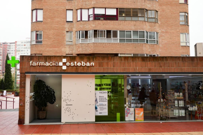 Farmacia Esteban en la calle Joaquín Velasco Martín.- J.M. LOSTAU