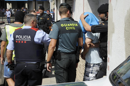 Guardia Civil y Mossos d Esquadra se llevan a un detenido en Ripoll. /-ROBIN TOWNSEND (EFE)