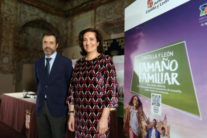 María Josefa García Cirac en la presentación de Fitur 2018 junto al director general de Turismo, Javier Ramírez.-ICAL