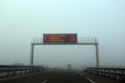 La niebla sigue siendo la gran protagonista en muchos tramos de carreteras a su paso por Castilla y León.-E.M.