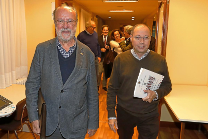 De la Riva y Alfredo Blanco y detrás  concejales del PP con Manuel Sánchez, a la llegada a la sede del PP.-J.M. LOSTAU