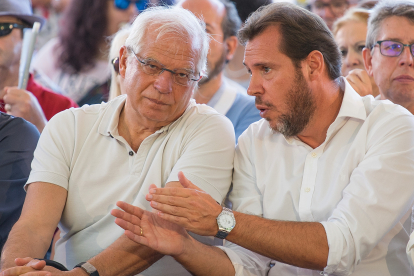 Josep Borrell y Óscar Puente, en septiembre de 2018 cuando el hoy jefe de la diplomacia europea arropaba al ex regidor en la presentación de su candidatura a las municiapales.-ICAL.
