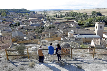 Mirador de Trigueros y del Valle del Esgueva desde el barrio de bodegas tradicionales, con el castillo al fondo.-J.M. LOSTAU