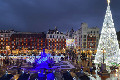 Iluminación navideña de la Plaza Mayor de Valladolid. E. M.