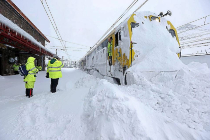 Operarios de Renfe observan un tren atascado por la nieve-El Mundo