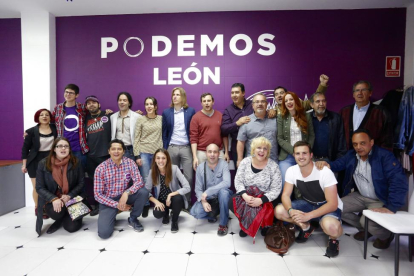 El secretario autonómico de Podemos, Pablo Fernández y la diputada nacional Ana Marcello, asisten a la inaguración de la sede de la formación.-ICAL