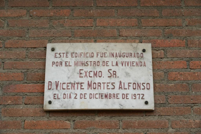 Placa y edificio en el número 13 de la calle Joaquín Velasco Martín.- J.M. LOSTAU
