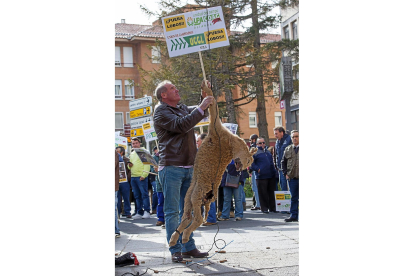 Protesta de ganaderos en Ávila pidiendo soluciones ante los ataques del lobo.-ICAL