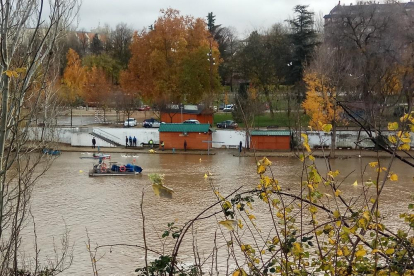 Los servicios de emergencia durante las labores de rescate del cadáver en el río Pisuerga.-EDUARDO G. / PHOTOGENIC