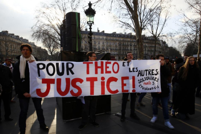 Manifestación de apoyo a Théo, el joven que sufrió una brutal agresión en comisaría.-FRANÇOIS MORI / AP