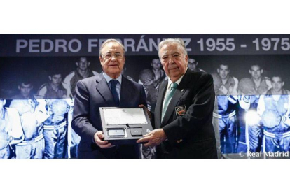 Florentino Pérez entrega una placa a Pedro Ferrándiz como socio de honor del Madrid.-REAL MADRID