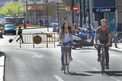 Dos ciclistas circulan por una calle cortada en el centro de Valladolid, en una imagen de archivo.- E. M.