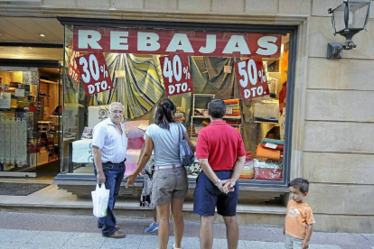 Un escaparate con carteles de rebajas en Soria.-Valentín Guisande