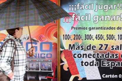Anuncios de un bingo en una calle vallisoletana-Ical