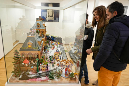 Belén de Playmobil en la oficina de Turismo en la Acera de Recoletos en Valladolid.- J.M. LOSTAU