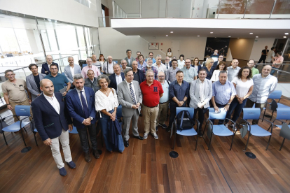 Sánchez-Guijo posa en la reunión convocada con las federaciones deportivas de Castilla y León. J. M. LOSTAU