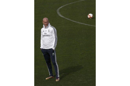 Zinedine Zidane, técnico del Madrid, durante el entrenamiento de este domingo del primer equipo.-EFE