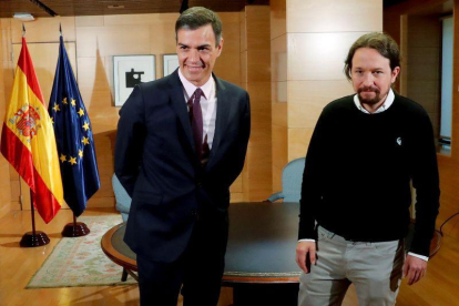 El presidente del Gobierno en funciones, Pedro Sánchez, y el líder de Podemos, Pablo Iglesias, en una reunión en el Palacio de la Moncloa.-EFE