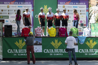 Salida neutralizada de la XXX Vuelta Ciclista júnior a Valladolid. PHOTOGENIC/ CARLOS LLORENTE