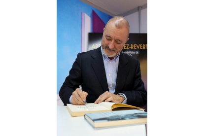 Arturo Pérez Reverte firma ejemplares en la 51 Feria del Libro de Valladolid.-ICAL