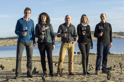 En el centro, Germán Panero; a su izquierda, Lorena Asenjo y Paco Nieto; a la derecha, Félix Garro y Mari Luz Pardal, en el embalse de Almendra junto a los restos de cepas en la zona de Pozaco en el desaparecido pueblo sayagués de Argusino.-RobertoVicent