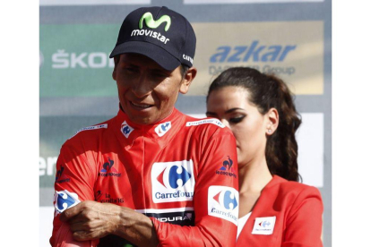 El ciclista colombiano del equipo Movistar Nairo Quintana, se viste el maillot rojo en el podio tras proclamarse en el nuevo lider de la clasificación general, tras la octava etapa de la Vuelta a España.-EFE