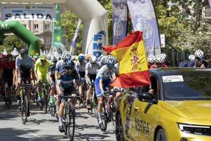 Salida neutralizada de la XXX Vuelta Ciclista júnior a Valladolid. PHOTOGENIC/ CARLOS LLORENTE