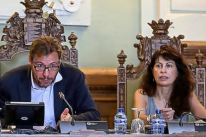Óscar Puente y Ana Redondo, en una imagen de archivo durante un pleno.-J. M. LOSTAU