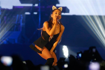 La cantante estadounidense Ariana Grande durante un concierto de su gira Honeymoon, en Jakarta (Indonesia), en agosto del 2015.-EFE / MAST IRHAM