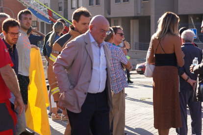 El alcalde Jesús Julio Carnero, durante la visita al lugar de la explosión de gas en la calle Juan de Valladolid de Parquesol.-ICAL