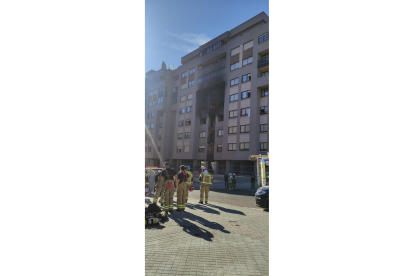 Explosión de gas en la calle Juan de Valladolid, en el barrio de Parquesol.- E.M.