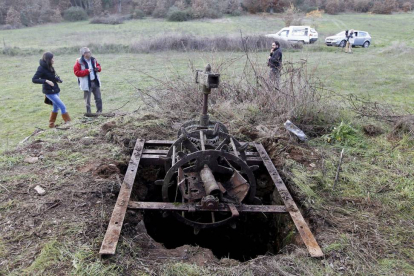 Vista del pozo de una finca donde han aparecido restos humanos que podrían corresponder a los de la mujer dominicana y su hija desaparecidas desde junio en Madrid-Efe