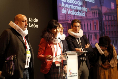 Jaime Fernández, de la Asociación de Hosteleros, la concejala Ana Redondo y Francisco Fernández, de la Asociación de Hoteles, en Fitur.-Ical