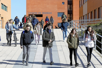 Estudiantes de Valladolid en el Campus Miguel Delibes.  E.M