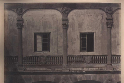 Detalle del patio del  Palacio Real en 1865
.-ARCHIVO MUNICIPAL VALLADOLID