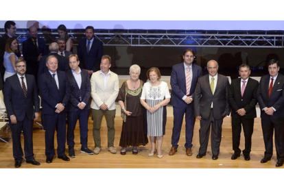 Foto de familia de los empresarios galardonados con los Premios Cecale 2017 en el Auditorio Miguel Delibes de Valladolid.-ICAL