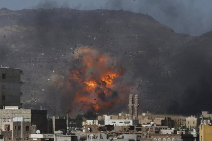 Bombardeo saudí sobre el depósito de munición de una base militar en la capital de Yemen, Saná.-Foto:   REUTERS / KHALED ABDULLAH