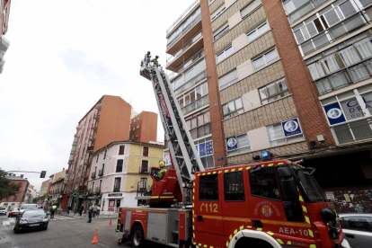 Los bomberos retiran cascotes de un ático de Don Sancho 2, esquina con Cruz Verde. -PHOTOGENIC