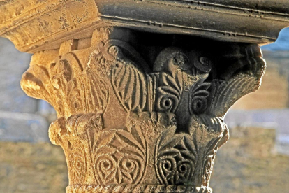 Detalle de un capitel de la Iglesia de Peñalba de Santiago, en el Bierzo.