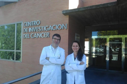 La doctora Sandra Blanco, investigadora principal del CIC, y el doctor Javier Robles, investigador postdoctoral.-CIC