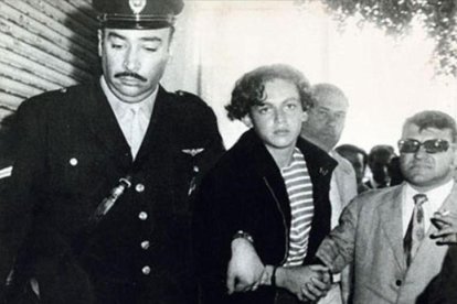 El joven Robledo Puch, en manos de las autoridades tras su detención en 1972.-EL PERIÓDICO / ARCHIVO