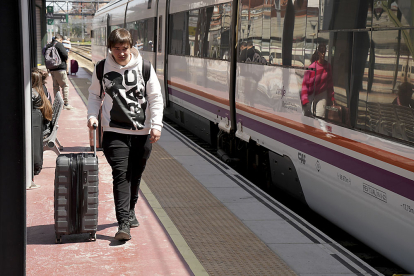 Tren de Media Distancia en la estación de Valladolid. PHOTOGENIC