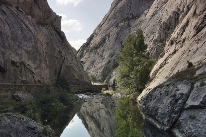 Vista de las Hoces de Vegacervera con su reflejo en el río.