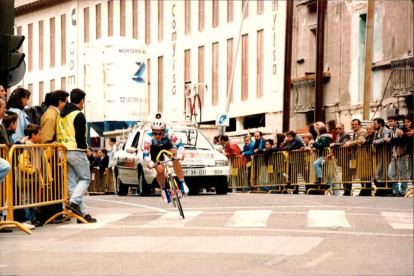 El ciclista Youri Surkov, del equipo Sicasal Acral, a su paso por la calle Angustias, con el edificio de los Juzgados en obras en 1994 .- ARCHIVO MUNICIPAL VALLADOLID