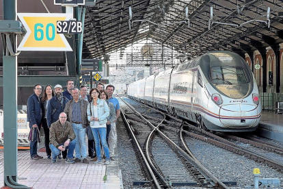 Integrantes de la Asociación de Usuarios del AVE de Valladolid posan en la estación de Campo Grande junto a uno de los trenes.-PABLO REQUEJO (PHOTOGENIC)
