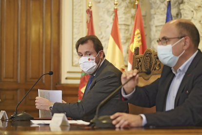 Óscar Puente y Luis Vélez en el Ayuntamiento durante la presentación del plan de obras. / ICAL