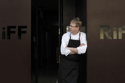 El propietario alemán del restaurante RiFF, Bernd Knöller, posa en la entrada del establecimiento donde ocurrieron los hechos en Valencia.-EL MUNDO