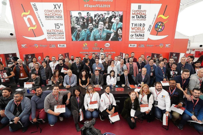 Foto de familia de participantes, organizadores y jurado de las modalidades nacional e internacional del Concurso de Pinchos y Tapas Ciudad de Valladolid, en la Cúpula del Milenio.-CARLOS ARRANZ