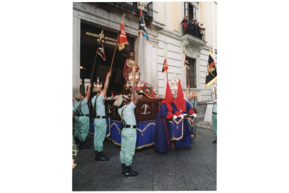 Procesión del Ecce Homo del Martes Santo, acompañado por la Legión en 2000. Palacio Real
.-ARCHIVO MUNICIPAL VALLADOLID